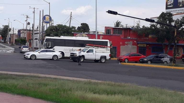 Exhorta Tránsito de Culiacán a conductores que cedan el paso por semáforos descompuestos