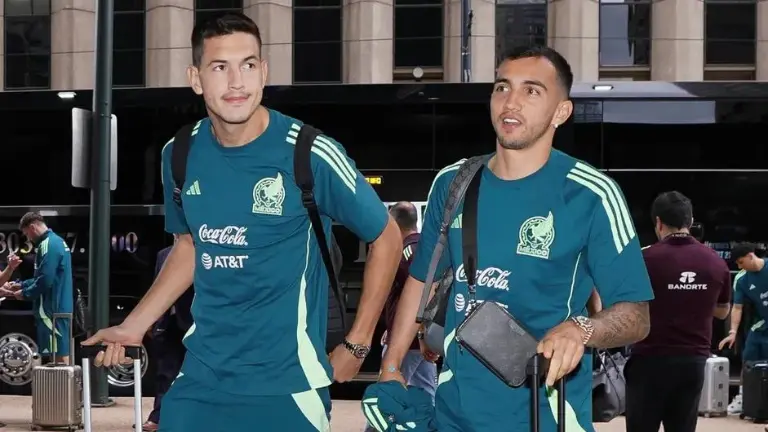 César Montes y Luis Chávez, a su llegada a la concentración de la Selección Mexicana de futbol.