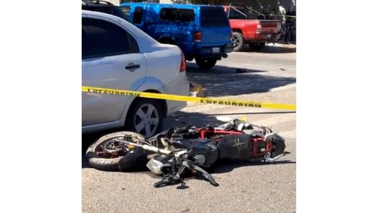 El motociclista murió al instante de impactarse contra la camioneta.