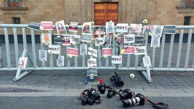 En enero de 2022, periodistas protestaron utilizando sus cámaras y fotografías a las afueras del Palacio Nacional.