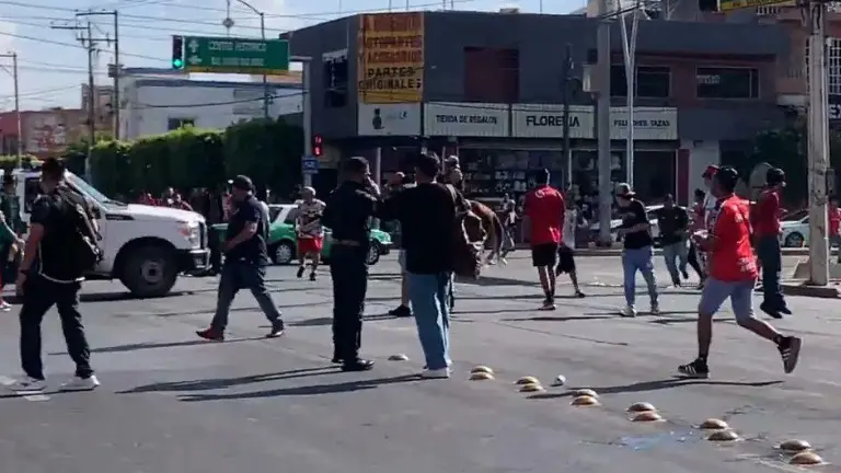 Los aficionados de Irapuato y Chivas se lanzan objetos.
