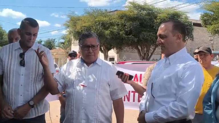 El Alcalde Antonio Menéndez de Llano Bermúdez acudió a la comunidad ejidal y tuvo una charla con los vecinos.