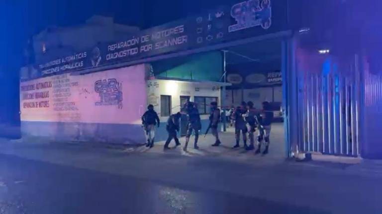 La víctima fue agredida cuando se encontraba en el área de puentes elevadores del taller, donde quedó tendido boca arriba tras perder la vida.