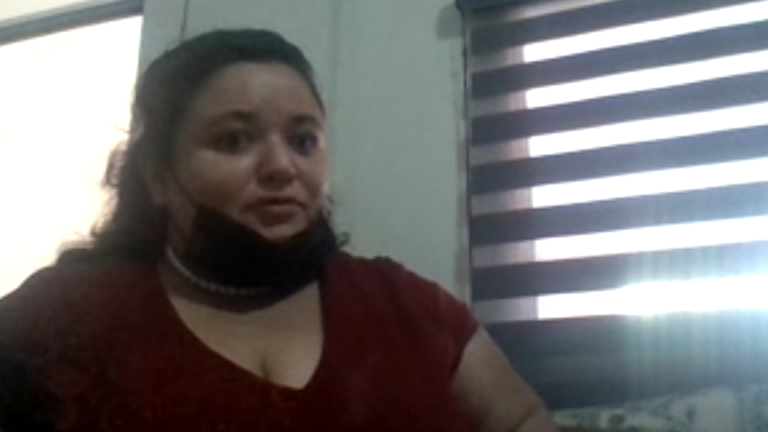 Marissa Olivera presenta el poemario Susurros al viento.