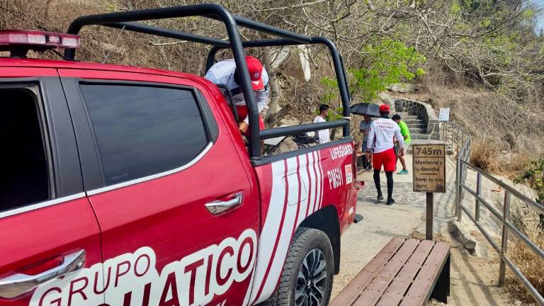 Personal de rescate, paramédicos y bomberos participaron en las labores para descender a la joven lesionada desde el Faro de Mazatlán.