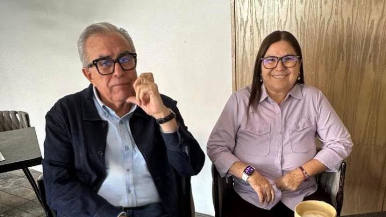 El Gobernador Rubén Rocha Moya y la Senadora Imelda Castro Castro durante su encuentro en Culiacán.