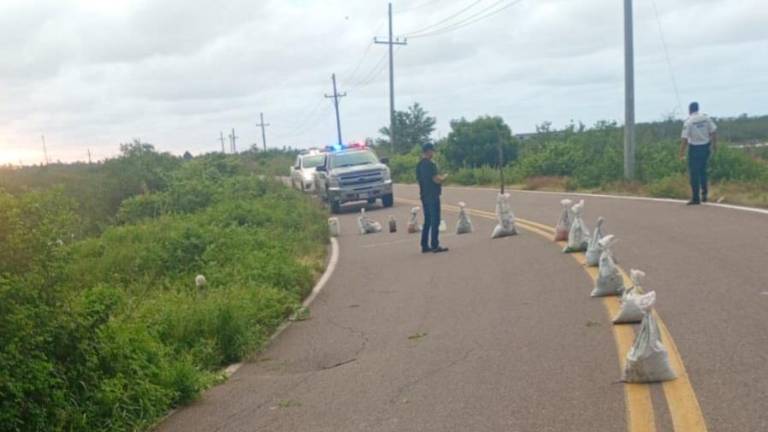 En la carretera estatal en Agua Verde-El Caimanero se registró un hundimiento después de las lluvias.