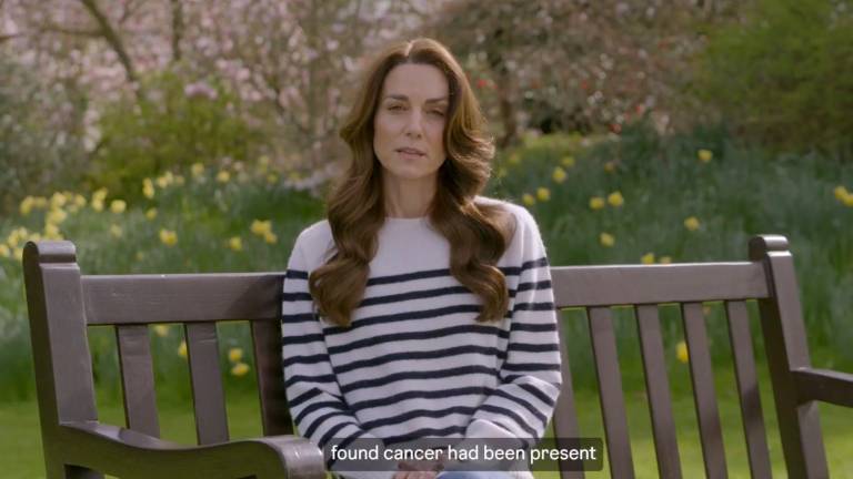 Después de dos meses de ausencia, Kate Middleton reaparece en un video donde revela que le diagnosticaron cáncer.
