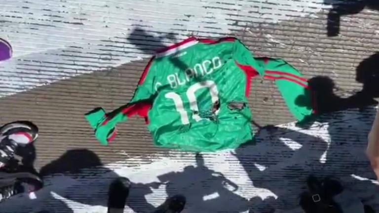 Las manifestantes quemaron una playera de la selección mexicana de fútbol, con el nombre del legislador rotulada en el dorsal.