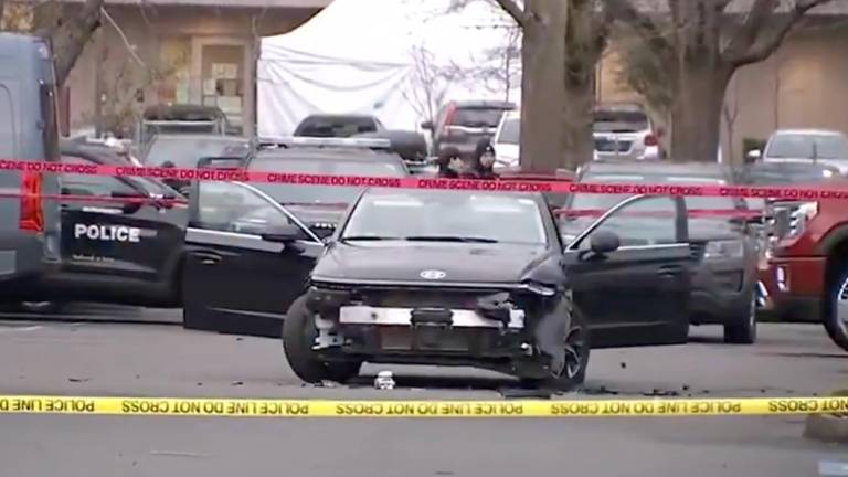 Policías de Portland resguardaron la zona donde agentes federales participaron en un tiroteo que dejó dos personas heridas.