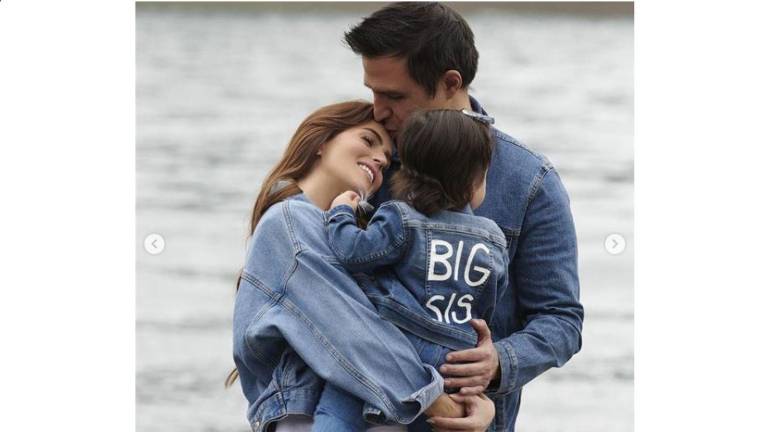 Claudia Álvarez y Billy Rovzar junto a su hija, que ahora será la mayor de sus hermanos.
