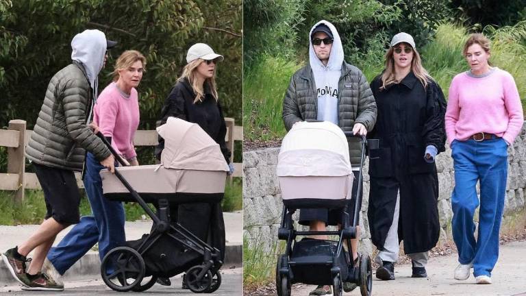 La pareja fue vista paseando con su bebé.