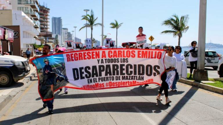 Cientos de personas participaron en la marcha por la aparición de Carlos Emilio y otras personas desaparecidas en Mazatlán, recorriendo la Avenida del Mar con mensajes de justicia.