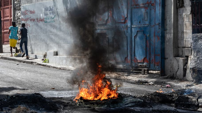 Varias personas caminan por el distrito de Turgeau, uno de los barrios de Puerto Príncipe, la capital de Haití, más afectados por la violencia de las bandas.