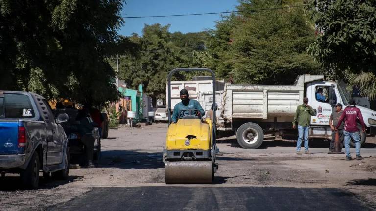 Cuadrillas del Ayuntamiento de Culiacán realizaron labores de bacheo de manera permanente en distintas zonas afectadas en la ciudad.