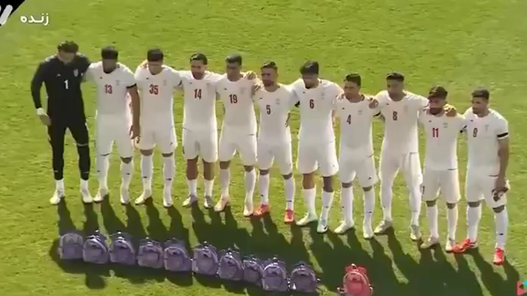 Los jugadores saltaron al campo con mochilas infantiles.