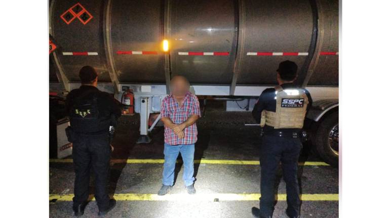 Elementos de seguridad aseguraron a un hombre y una pipa con doble remolque cargada con combustible durante un operativo en el sur de Culiacán.