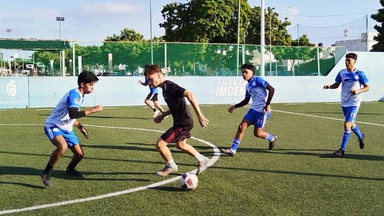 Emocionantes duelos se viven en la Liga Estudiantil de Futbol, que tiene lugar en el Furamaz.