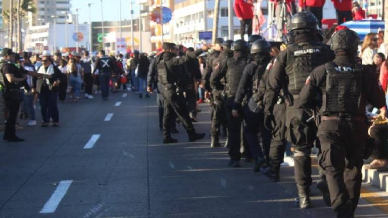 Elementos policiacos durante el primer desfile de Carnaval.