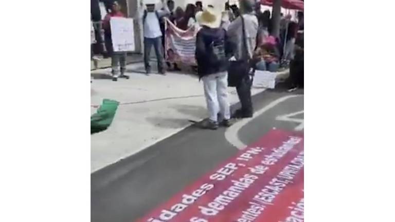 Los docentes de la CNTE retomaron sus protestas tras denunciar que el gobierno no ha cumplido con los acuerdos.