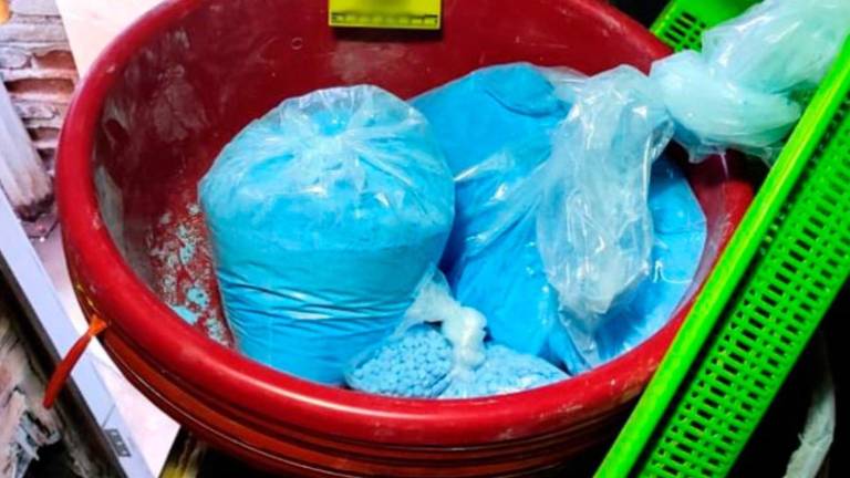 Durante el cateo se aseguraron 3 vehículos, 76 mil 28 kilogramos de cocaína, 3 mil 328 kilogramos y más de 23 mil pastillas de fentanilo.
