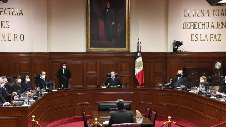 Defiende AMLO a Yasmín Esquivel y cuestiona al Ministro Alfredo Gutiérrez