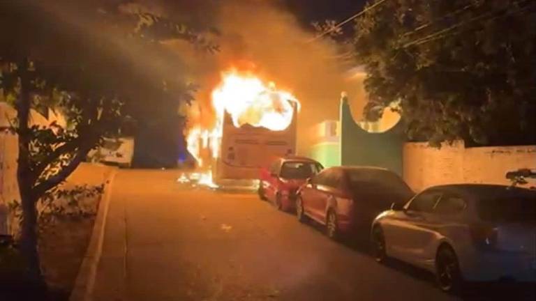 Bomberos Mazatlán sofocaron el incendio de un autobús de pasajeros estacionado en la colonia Esperanza, evitando daños a otros vehículos cercanos.