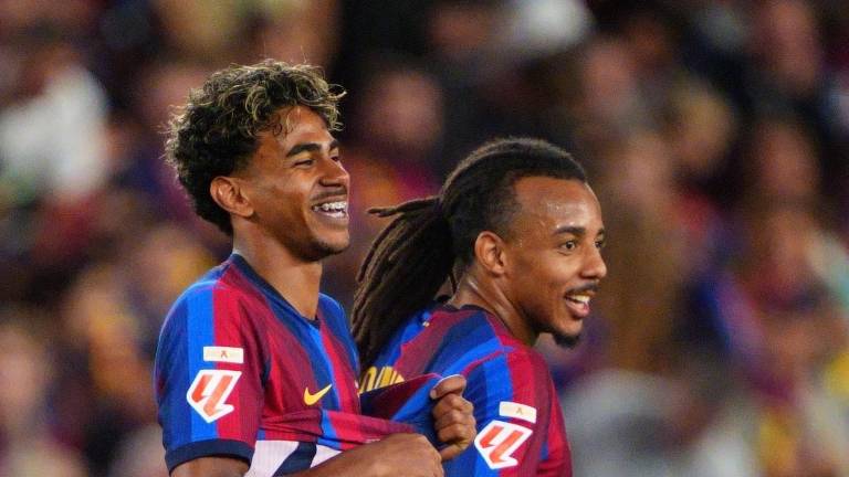 Lamine Yamal y Jules Koundé celebran.