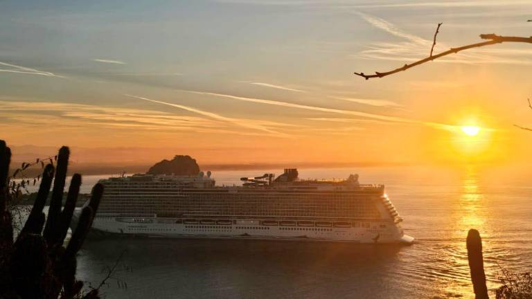 Llegada a Mazatlán del crucero turístico Norwegian Bliss.