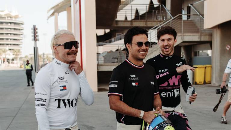 El mexicano Sergio Pérez (centro) cerró en la posición 14 del segundo día de pruebas de pretemporada 2026 en Bahréin.