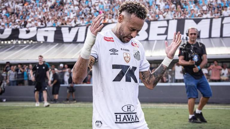 Neymar firma por otro año.