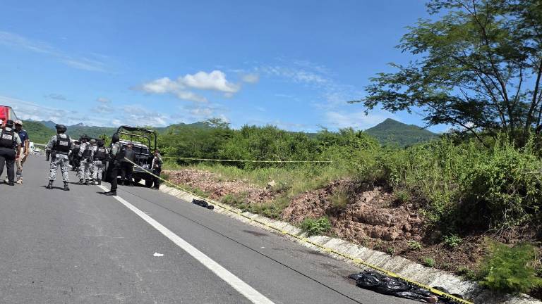 Autoridades acordonaron la zona de la carretera México 15 donde fueron localizados los restos de al parecer dos hombres.