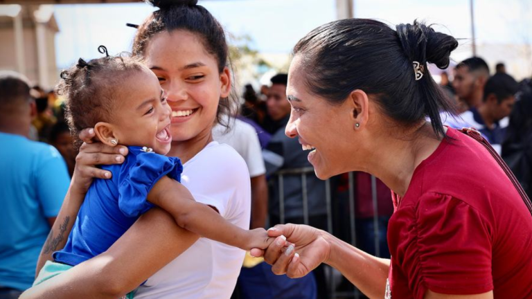 Más de 800 mil venezolanos han cruzado a Brasil a través de su frontera norte en los últimos años, en busca de atención médica, alimentos y nuevas oportunidades.