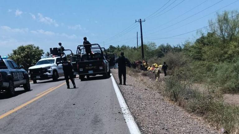 Una volcadura deja tres detenidos y armamento asegurado en Navolato.
