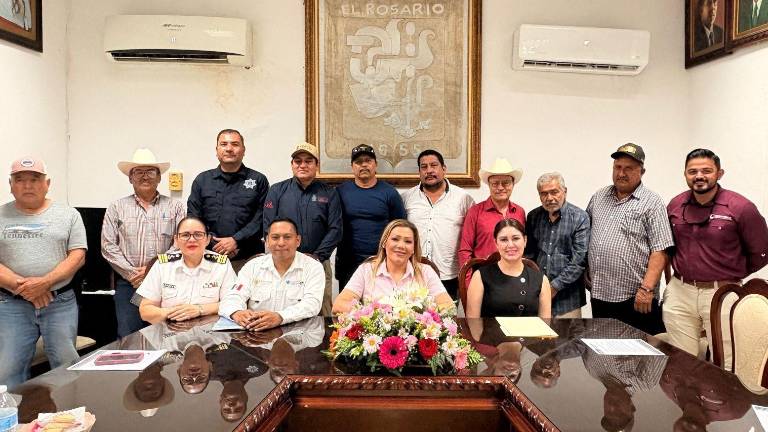 El evento fue encabezado por la Secretaria de Pesca y Acuacultura, Flor Emilia Guerra Mena, la Alcaldesa Claudia Liliana Valdez Aguilar, y presidentes de federaciones pesqueras locales.