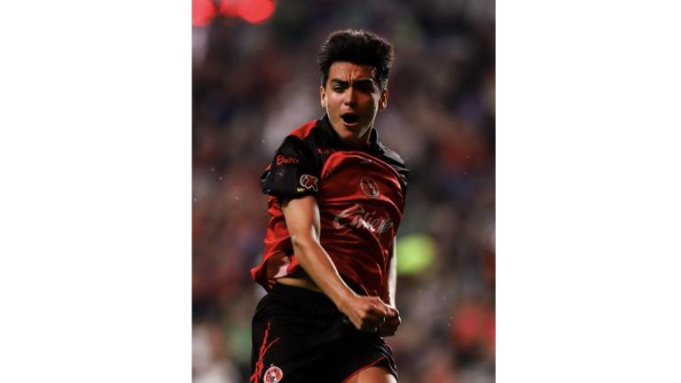 Gil Mora ingresa al juego y marca.