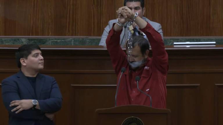 El Diputado local Serapio Vargas protesta en la tribuna del Congreso de Sinaloa encadenándose y amordazándose.