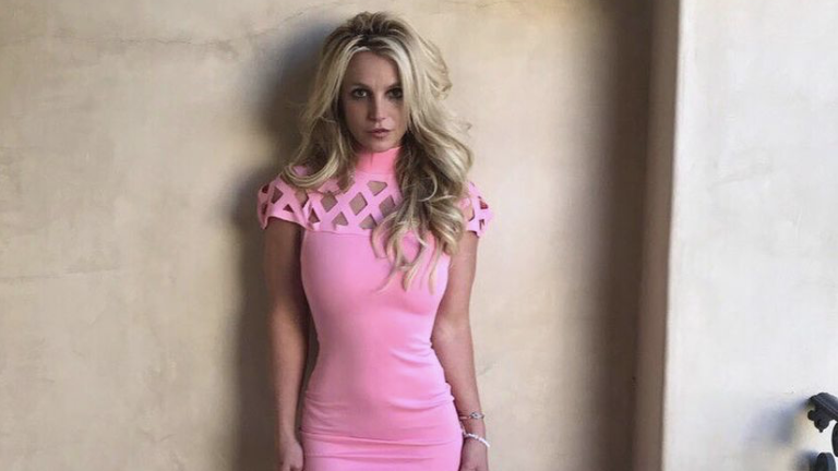 Britney Spears se muestra en topless