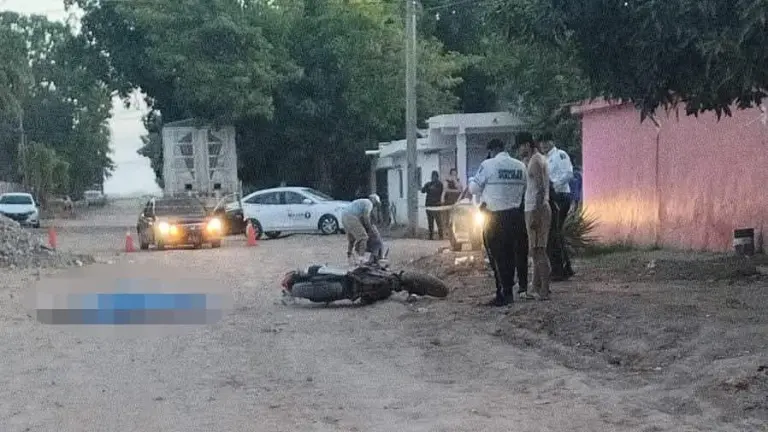 Agentes de Tránsito y peritos de la Fiscalía acudieron al lugar del accidente en el ejido 20 de Noviembre Nuevo, en Ahome.