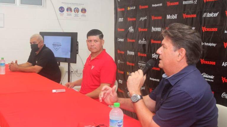 Jesús “Chino” Valdez, gerente deportivo del club, Walter Silva, e Ismael Barros Cebreros, presidente ejecutivo de Venados de Mazatlán.