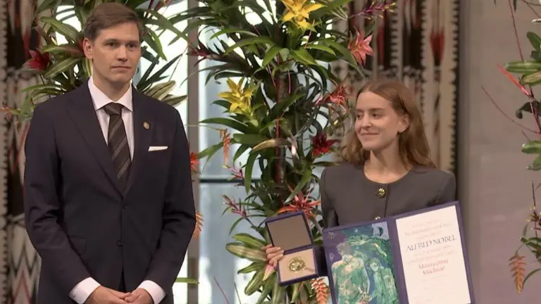 La hija de María Corina Machado recibe en su nombre el Premio Nobel de la Paz.