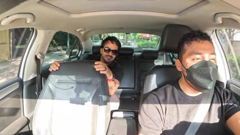 Luis Fonsi saludó al conductor y bromeó con la situación, permitiendo que el hombre grabara el clip.