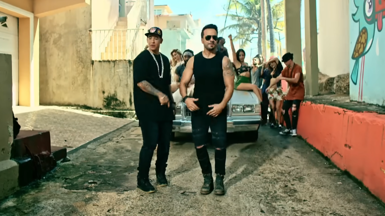 Daddy Yankee y Luis Fonsi interpretan Despacito.