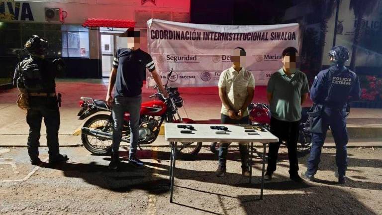 Armas y motocicletas fueron aseguradas tras la persecución policiaca en el Centro de Culiacán.