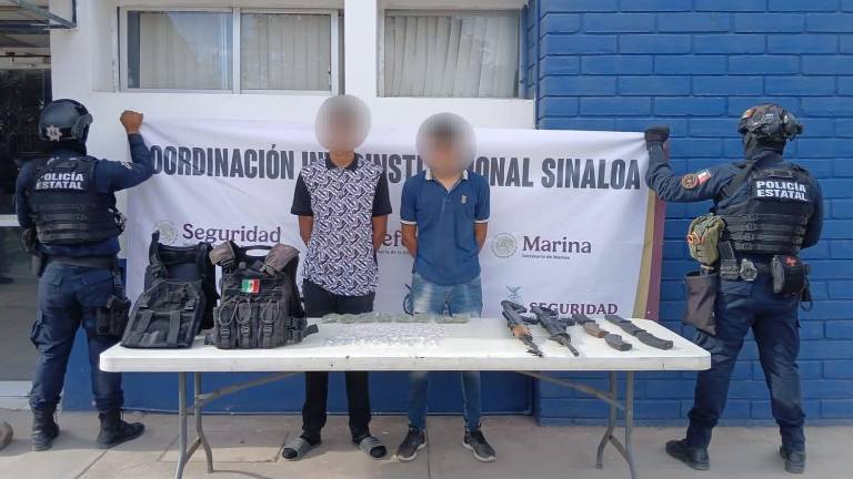 Dos detenidos, armas y droga aseguradas por el GOES en operativo en Culiacancito, Culiacán.