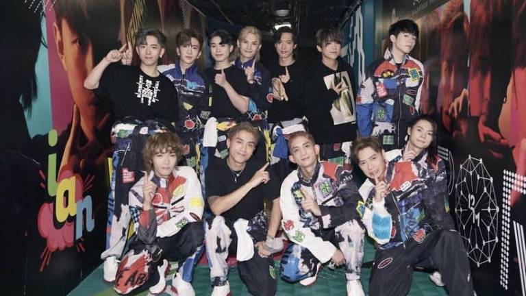 A bailarín del grupo Mirror le cae una pantalla gigante durante concierto.