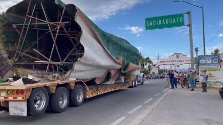 A bordo de dos tráileres, la gigantesco San Judas Tadeo llega a Badiraguato.