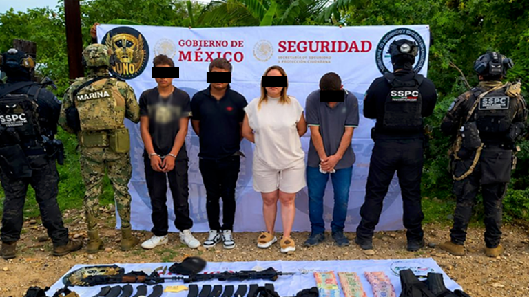Elementos federales resguardan a los detenidos y armamento asegurado en Oso Viejo.