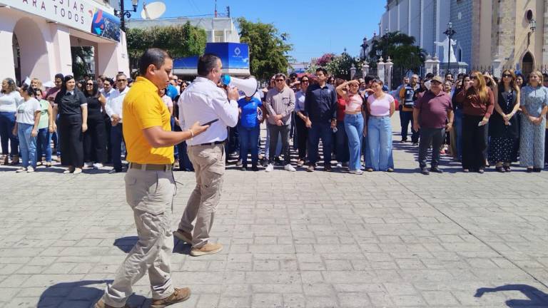 Personal del Palacio Municipal de Mazatlán participan en el Simulacro Nacional.