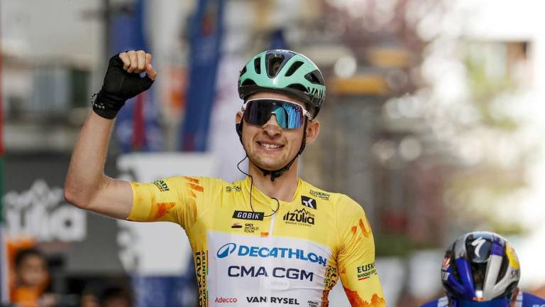 Con su tercera victoria de etapa, amplía ventaja en la clasificación general y se perfila como gran favorito al título.